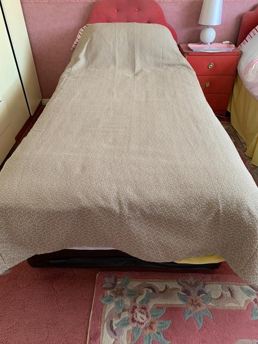  — Single bedspreads