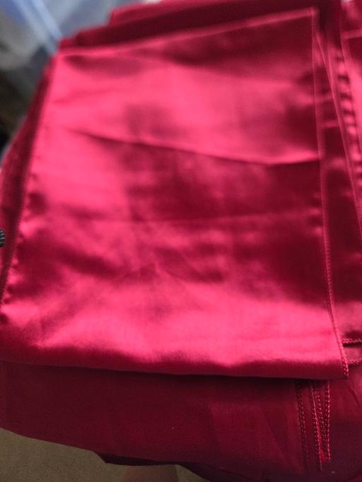  — Claret table runners