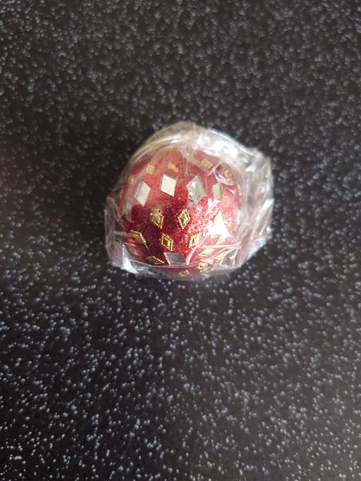  — Red glittery ball keyring