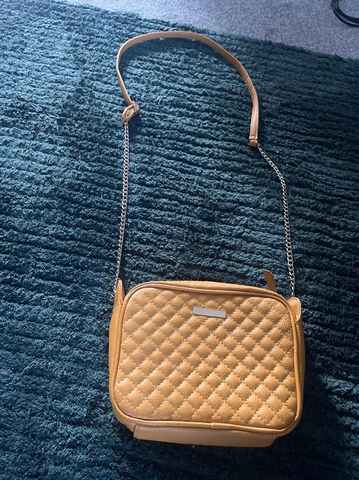  — Mustard shoulder bag