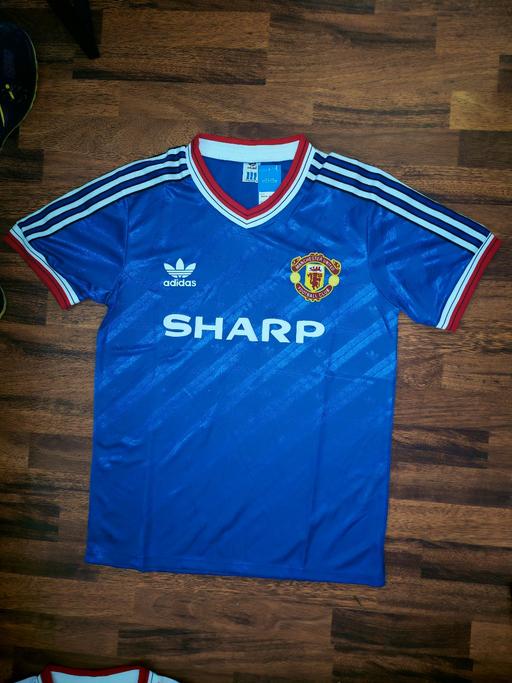  — retro Manchester United jersey