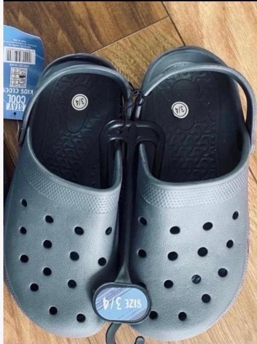  — Navy unisex clogs size 3/4
