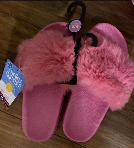  — Girls pink fur sliders size 3/4