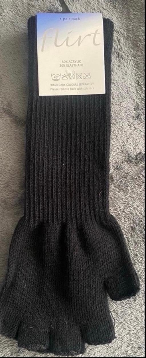  — Slim long black fingerless gloves