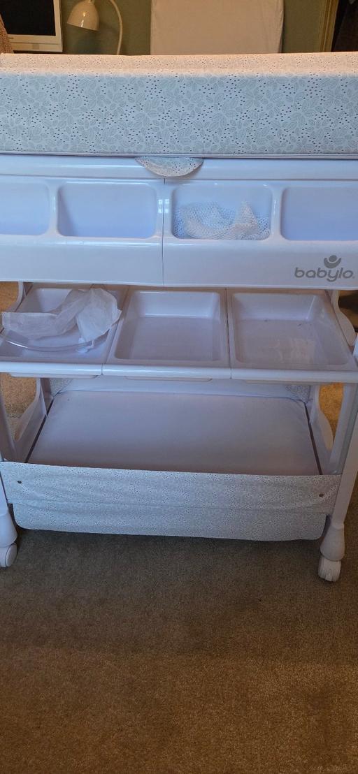  — baby  changing table with bath