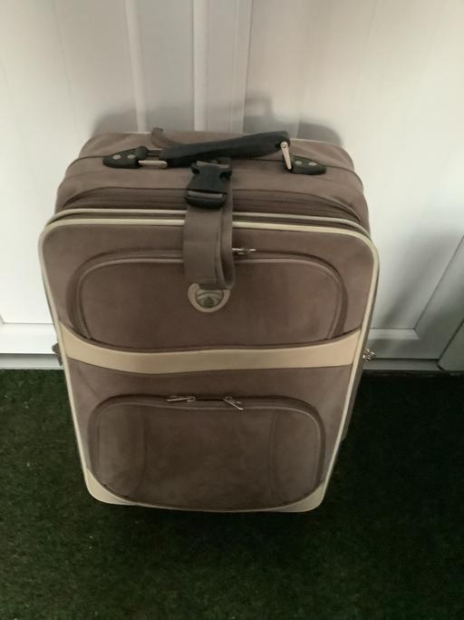  — Medium sized Domo suitcase