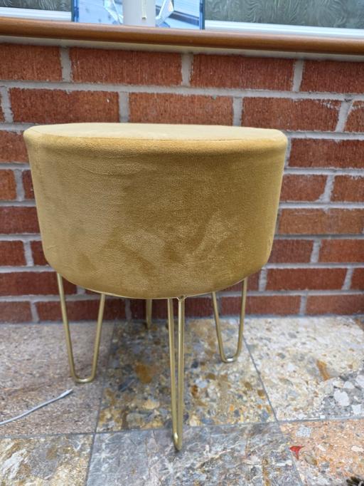  — mustard stool