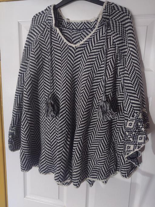  — Women's black/white poncho size one size