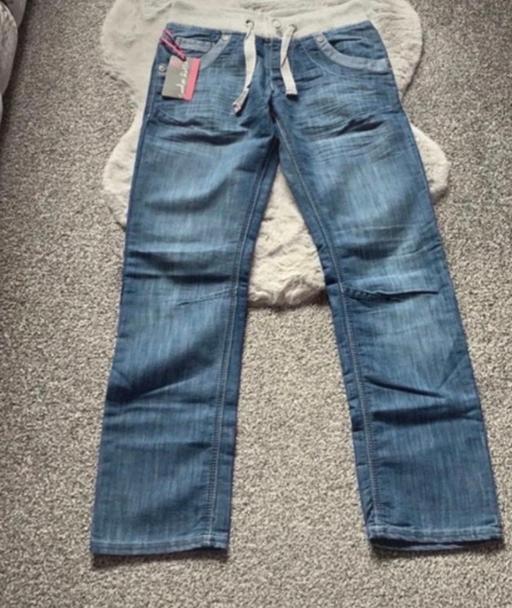  — Women’s jeans R8