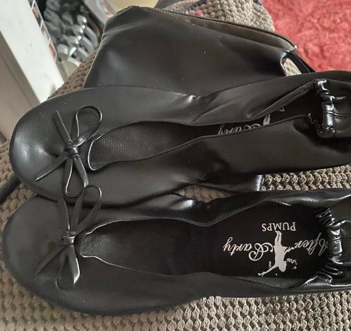  — Foldable pumps in bag