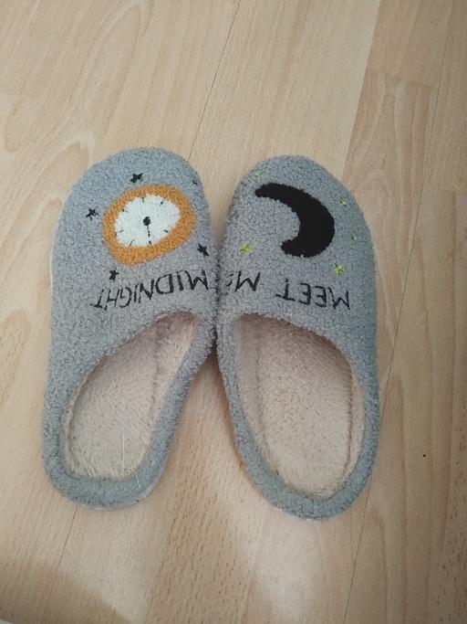  — Slippers 5/6.