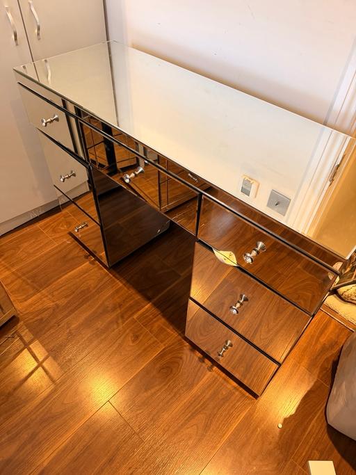  — Dressing table with draws