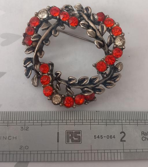  — Vintage 1950s gemstone wreath brooch