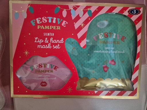  — new Festive Pamper Lip & Hand Mask Set