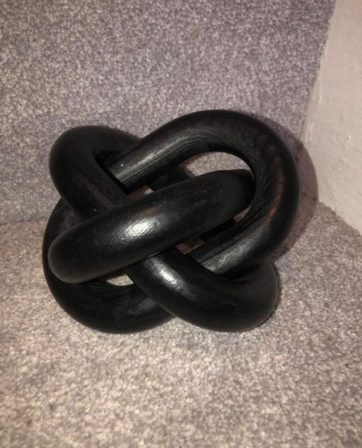  — Knot ornament