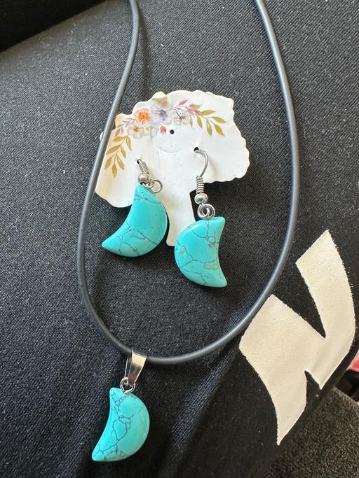  — Turquoise pendant and earring set £4
