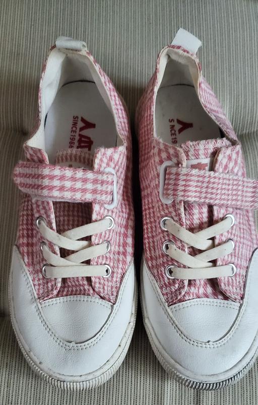  — girls trainers