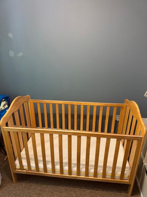  — Mamas and papas Lucia cot bed w/mattress