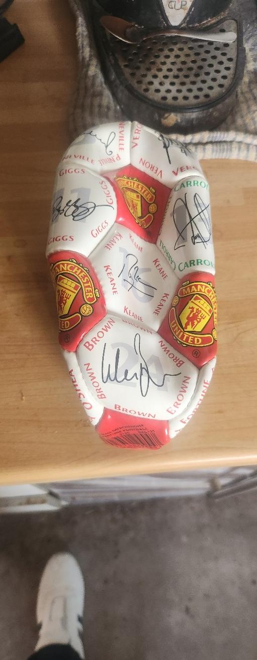  — signed offical man utd football