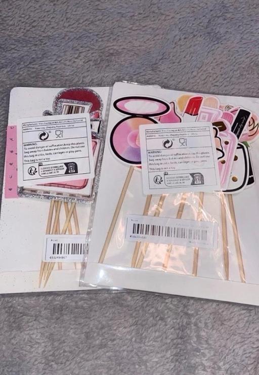  — Cake toppers