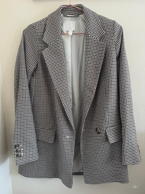  — H&M dogtooth blazer