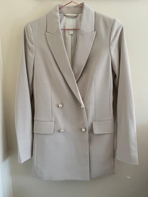  — H&M beige blazer