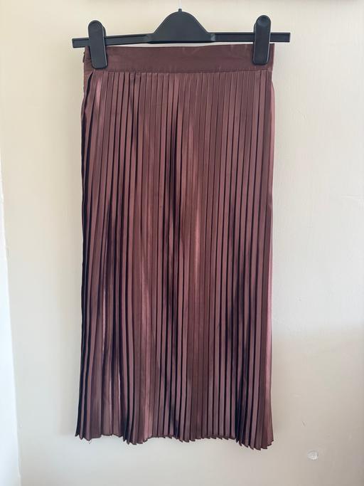  — Satin pleated skirt
