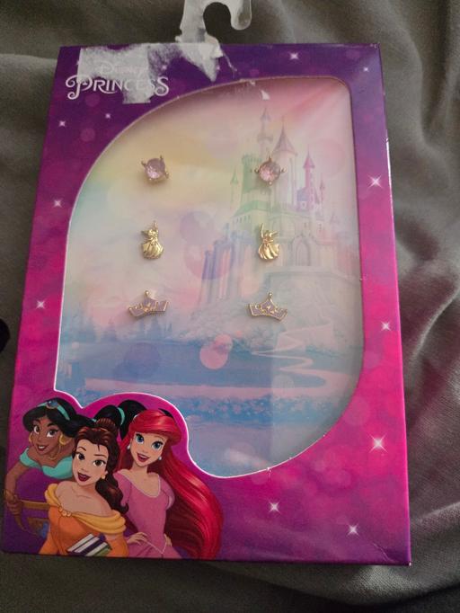  — earrings