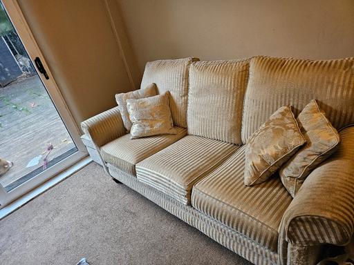  — beautiful sofa cream colour