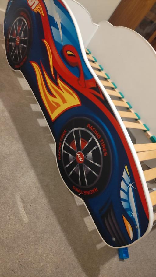  — Racing car kids bed