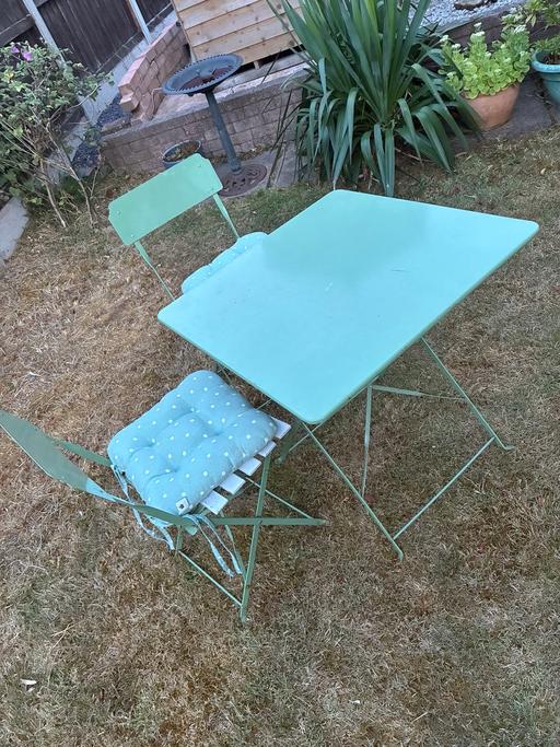 — Habitat garden table with 2 chairs
