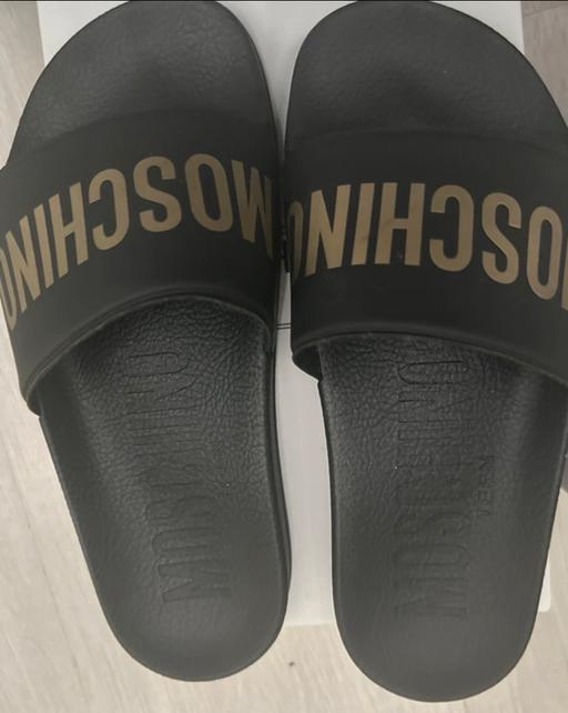  — Moschino sliders