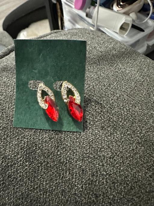  — Stud earrings £1