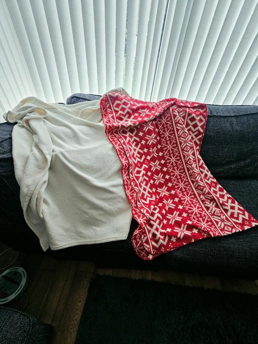  — 2 throws, ideal for people or pets.
