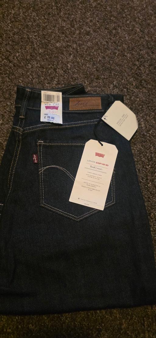  — BNWT Womens Levis Straight Jeans W28 L32