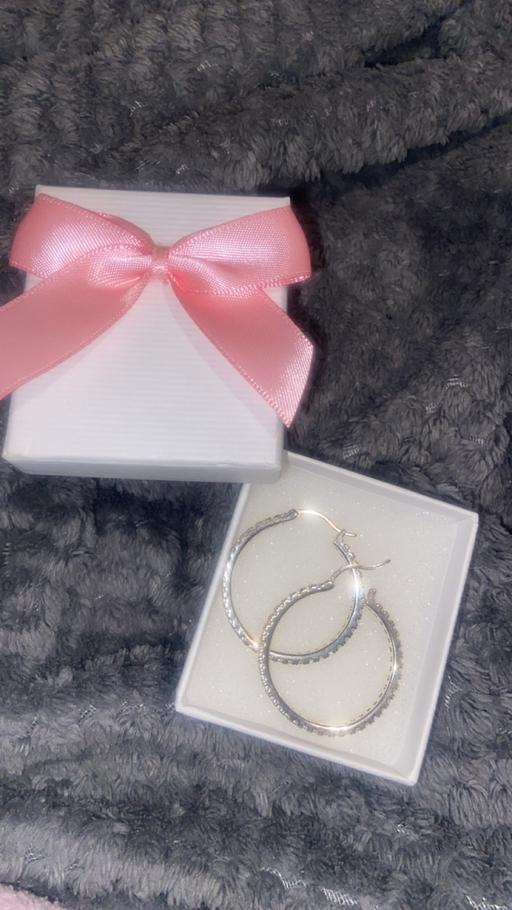  — New hoop earrings
