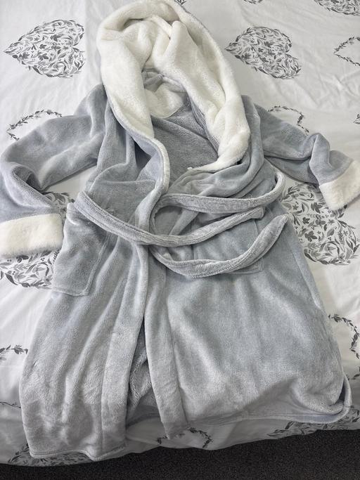  — Robe