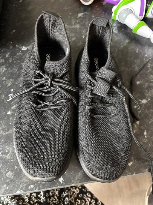  — Boys trainers size 4