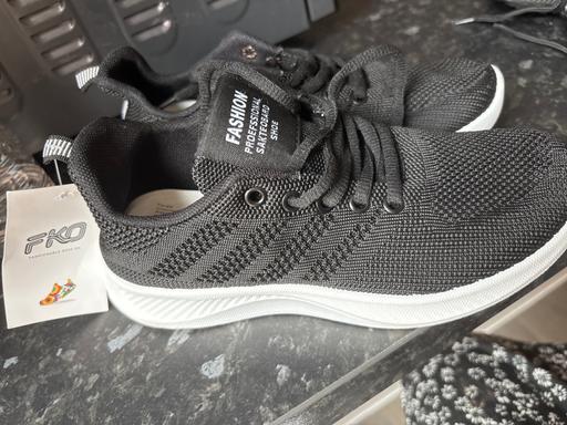  — Women’s trainers