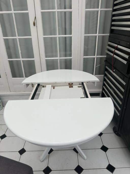  — Round white wood solid table