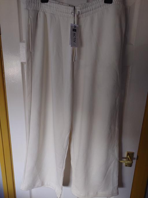  — Women's cream active joggers size 20-22