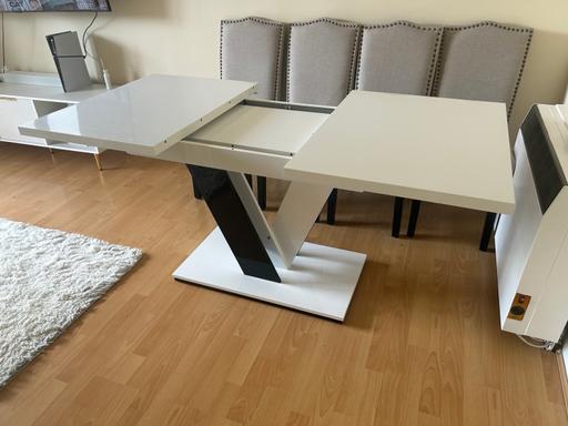  — White/Black extendable 4-6 seater table