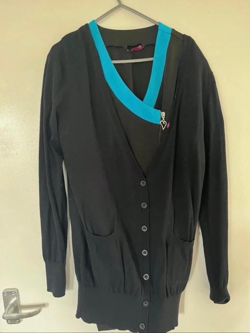  — Women’s shirt sleeve v neck spa salon tunic
