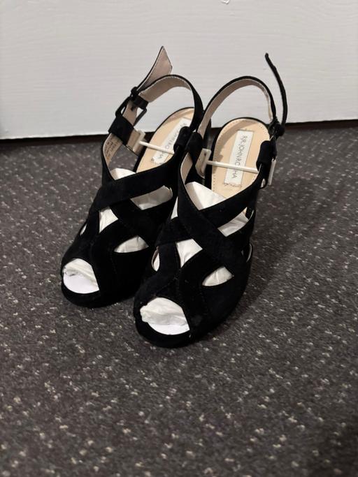  — women heels size 3