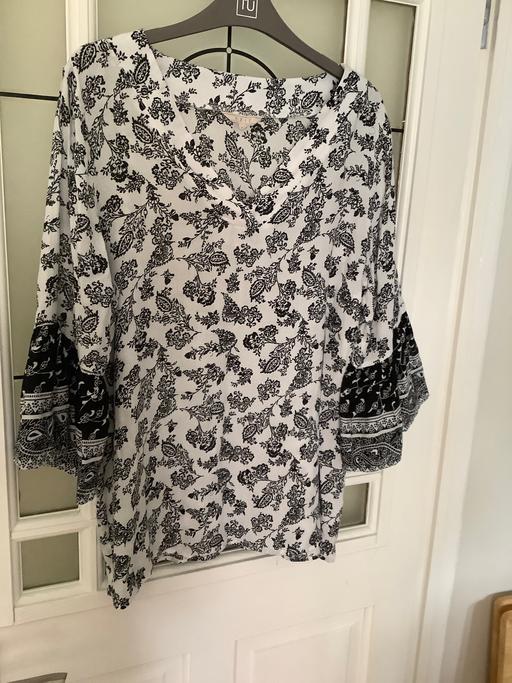  — Blouse