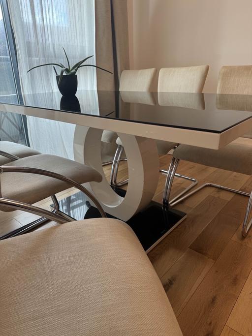  — !NEEDS TO GO! Modern Dining Table and Chairs