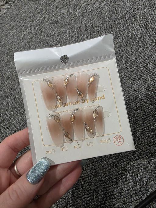  — Press on nails