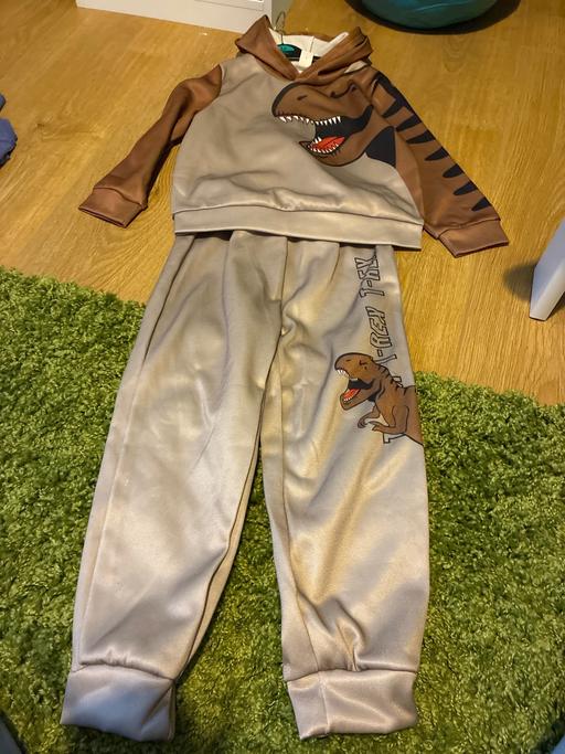  — Dinosaur tracksuit age 6