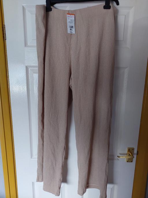  — Women's beige trousers size 22