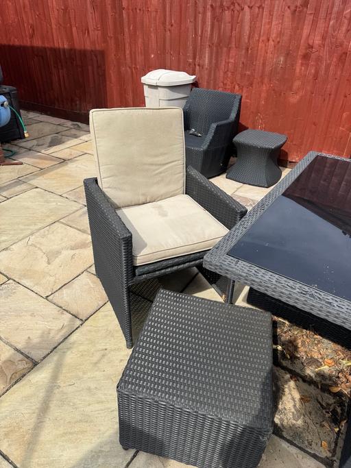  — Table garden set